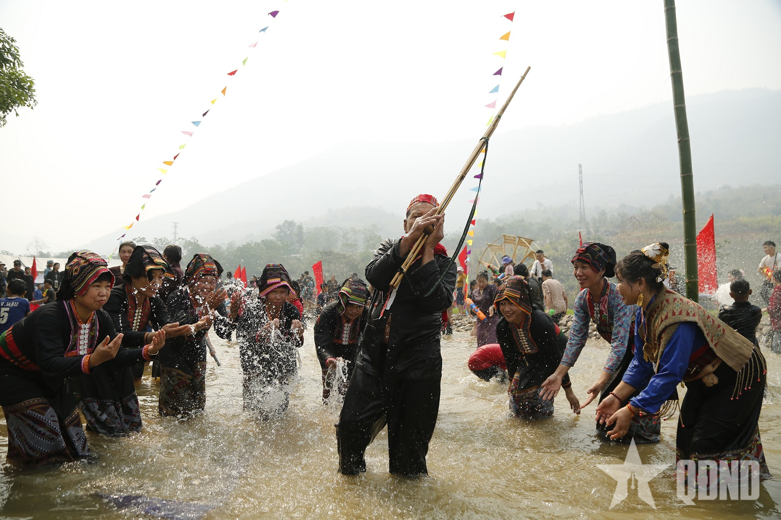 Lễ hội té nước “Bun Huột Nặm”: Gột rửa điều không may, cầu năm mới bình an

